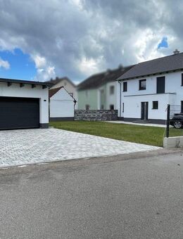 Modernes Einfamilienhaus mit 2 Garagen und schönem Garten in Maxhütte-Haidhof - Maxhütte-Haidhof