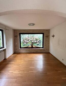 Viel Platz für die Familie/// Familienhaus mit Garten und Garage in 66117 Saarbrücken zu verkaufen - Saarbrücken