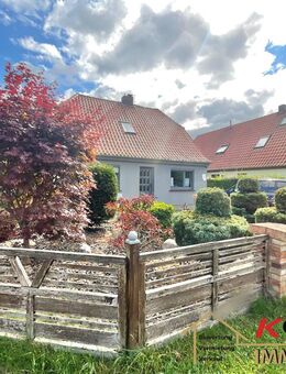 Oldenburg, gepflegte Wohnimmobilie auf großem Grundstück mit Dachterrasse, Garten und Garage - Oldenburg