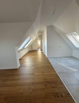 Ruhiges Wohnen im Dachgeschoss - Renovierte, geräumige 2-Raum-Wohnung mit Balkon und Außenstellplatz in Frienstedt! - Erfurt