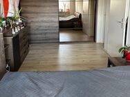 Schlafzimmer Komplett- Bett mit Nachtkommode und Fußbank, Schrank und Kommode - München