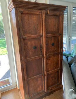 Toller Vintage-Holzschrank mit natürlicher Patina - Weßling