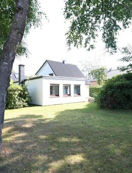 Teilmodernisiertes, älteres Wohnhaus mit Garage auf schönem Grundstück - Oldenburg