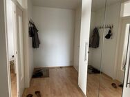 Blick auf den Main: 4-Zimmer-Wohnung mit einer verglasten Loggia und einem dazugehörigen Parkplatz - Offenbach (Main)