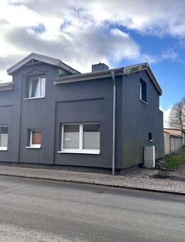 Saniertes Haus mit vielen Garagen - Ahrensbök