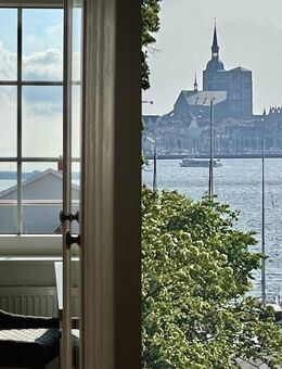 Rügen - Nähe Stralsund - 3 Zi. FeWo mit Seeblick u. der Skyline von Stralsund - Wohnen auf Zeit - Altefähr