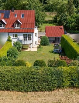 Sofort bezugsfertig! Energieeffiziente Doppelhaushälfte mit ELW, großem Garten und Doppelgarage - Betzenstein