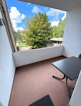 ==Schöne 2.Zimmer-Wohnung mit Balkon, Stellplatz Garten & koplett möbliert in Debschwitz == - Gera