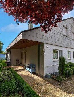 Top gepflegtes Zweifamilienhaus mit 3 Garagen - Aidlingen