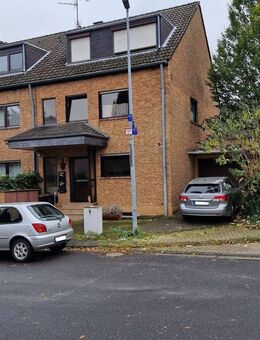 Schönes vermietetes 2-Familienhaus mit 2 Garagen in ruhiger Anliegerstraße in Hürth-Fischenich - Hürth