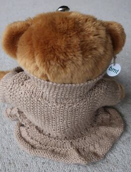 Stofftier Plüschtier Teddybär mit Kleid, Schal und Pin 22,5 cm, Bauer GmbH - Niddatal