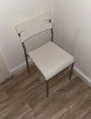 Zwei Kunststoff Stühle für drinnen und draußen in 97421