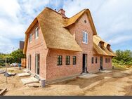 Neubau eines reetgedeckten Hauses mit 2 Einheiten und Weitblick über die Wiesen (HT2 / Ost) - Wenningstedt-Braderup (Sylt)