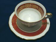 Sammeltasse und Untertasse aus feinem französischem Porzellan, signiert CNP FRANCE PORCELAINE DE LUXE DE LA COMPAGNIE NATIONALE mit Goldrand - Schwabach