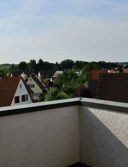 Provisionsfrei & zwei schöne Balkone nach West und Südwest mit Fernsicht! Großzügige modernisierte 3,5-Zimmer-Maisonettewohnung! Ruhig im Grünen - Heroldsberg