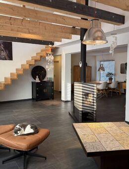 Neu saniertes Gebäude mit Innenhof + vermietete Doppelhaushäfte + 120 qm Ausbaupotential - Kreuztal