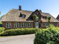 Charmantes Friesenhaus unter Reet mit Carport und optionaler Ferienwohnung in bevorzugter Lage - Niebüll