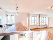 Einzelstück! Charmante Dachterrassenwohnung mit toller Aussicht und hellen Räumen - München