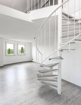 HEGERICH: Modernes Wohnen auf zwei Ebenen - Maisonette mit Loggia in zentraler Lage - Oberasbach