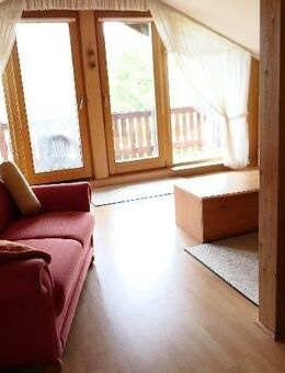 Sehr dörfliche 1993 neu erstellte 2-Zi-Maisonette-Wohnung mit Einbauküche, Loggia und Carport! - Hessisch Oldendorf