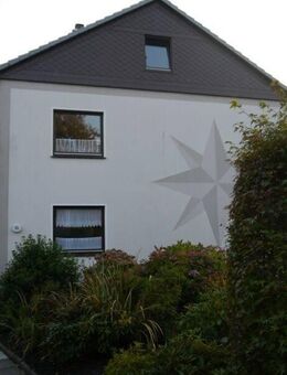 Gemütliche 2-Zimmer-Dachgeschosswohnung mit Einbauküche und Badewanne - Nordenham