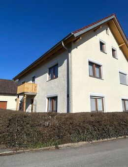 Großzügiges Zweifamilienhaus mit Nebengebäude in Neubäu - Roding
