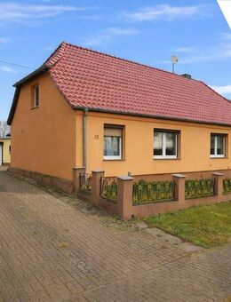 Ein EFH mit großem Potenzial! 2 Garagen und weiteres Nebengelass auf 1.285 m² Grundstück. - Brüel Zentrum