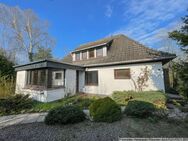 Viel Platz und zentral im Ort: Familienhaus am Dorfbach - Gelting