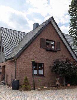 *** ZWEI HÄUSER -> EIN PREIS - RUHIGE LAGE - WOHNEN MIT BIS ZU 3 GENERATIONEN MÖGLICH *** - Delmenhorst