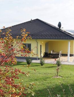 Hochwertig ausgestattetes Einfamilienhaus im Bungalowstil auf gepflegtem Grundstück in Pößneck - Pößneck