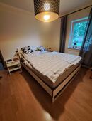 Bett mit Matratze und 2 Nachttischen in 26736