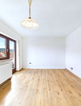 Günstiger Einstieg ins Eigenheim: Doppelhaushälfte mit Garage und Scheune - Kalbach