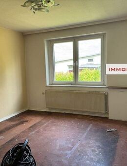 IMMOBERLIN.DE - Doppelhaushälfte mit Sonnengarten, Garage & Sanierungspotential in naturverbundener seenaher Lage - Schorfheide