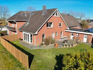 Modernes Reihenendhaus mit Doppelgarage und zusätzlichem 1.165 m² Süd-Grundstück - Lintig