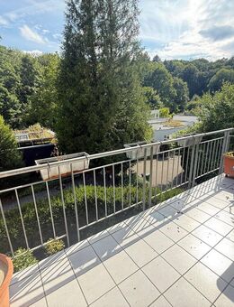S-HEDELFINGEN: Attraktive, großzügige 2,5-Zi.-Whg. * Balkon * EBK * Duplex-Parker * (für 1-2 Pers.) - Stuttgart