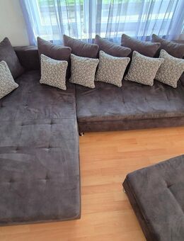 Großes Ecksofa mit Hocker in Grau – sehr bequem und gepflegt - Reutlingen