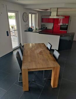 Wunderschöner Bungalow - Lebensmittelgeschäfte sind in ca. 5 Minuten zu Fuß erreichbar - Euerbach