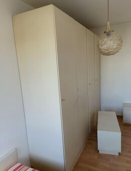 Großer Kleiderschrank - 4 - türig, schlicht, viel Stauraum - Witten