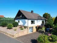 Ruhig gelegenes, freistehendes Wohnhaus mit Balkon, Terrasse und 2 Garagen in Bettenfeld - Bettenfeld