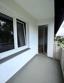 frisch sanierte 2 Zimmer Wohnung mit Balkon und Badewanne - Duisburg