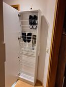 Schuhregal im Eingangsbereich in 89331