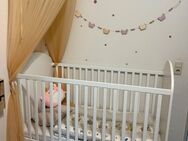 Babybett mit Kleiderschrank zusammen Matratze und himmel - Pulheim Zentrum