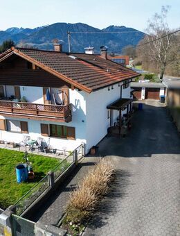 Charmantes Zweifamilienhaus auf großem Grundstück - Kapitalanlage heute - Eigennutzung morgen - Raubling