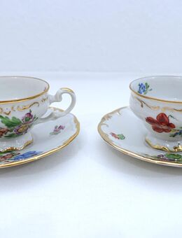2 kleine Sammeltassen mit Goldrand, Porzellan, Blumenmuster - Dresden