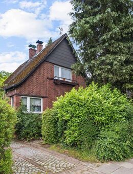 Sanierungsbedürftiges Einfamilienhaus mit Wintergarten, Sauna und großem Garten - Hamburg