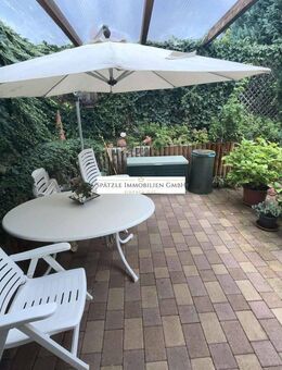 Großes Ein-/Zweifamilienhaus (aktuell zwei Wohneinheiten), Garten, 3 Garagen und 3 Stellplätze - Ludwigsburg