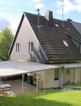 Zentral in Ruppichteroth: Wohnhaus mit 1 bis 2 Wohneinheiten, 2 Garagen und schönem Grundstück - Ruppichteroth
