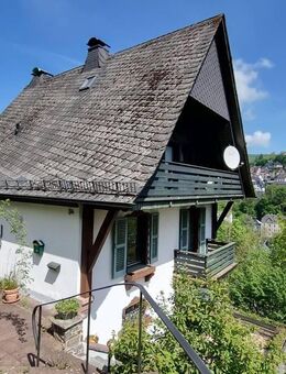 Romantisches Einfamilienhaus mit Garage in ruhiger Wohnlage und Blick auf die Burg Altena - Altena