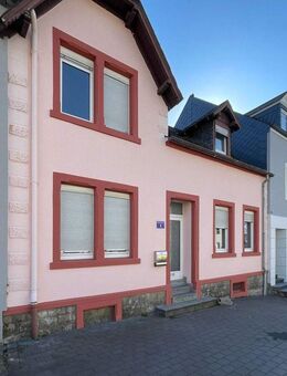 Charmantes Stadthaus in Bitburg mit Terrasse, 3 Stellplätzen und sofortiger Verfügbarkeit - Bitburg