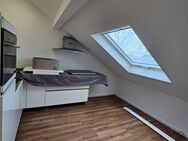 Gemütliche, helle Dachgeschoss-Wohnung - komplett saniert mit Einbauküche - Duisburg
